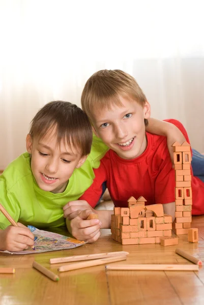 Broers bouwen van een kasteel speelgoed — Stockfoto