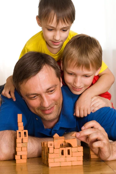 Padre con niños jugando —  Fotos de Stock