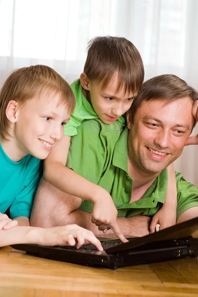 Vader met zijn zonen — Stockfoto