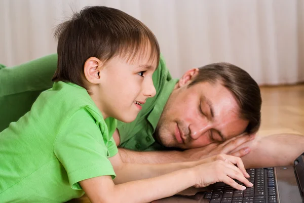 Far sover med sin son — Stockfoto