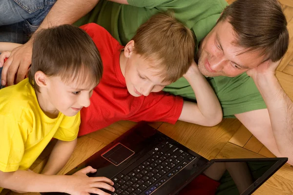 Père avec fils avec ordinateur portable — Photo
