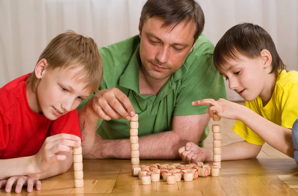 Padre con niños jugando — Foto de Stock