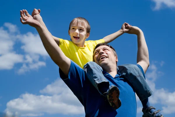 아들 과 함께 한 행복 한 아버지 — 스톡 사진