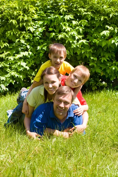 Ragazzi felici con la famiglia — Foto Stock