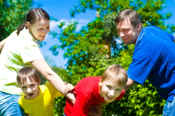 Niños felices con familia —  Fotos de Stock