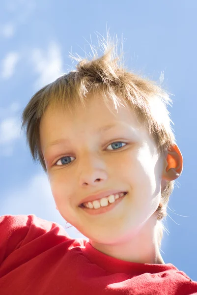 Boy in a red shirt against the sky — Stock Photo, Image