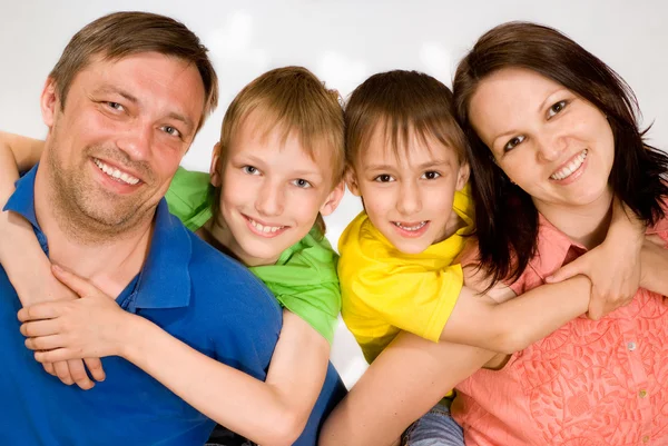 Szczęśliwi rodzice i dzieci wspólnie — Zdjęcie stockowe