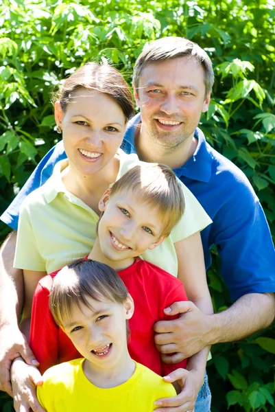 Lycklig familj på fyra — Stockfoto
