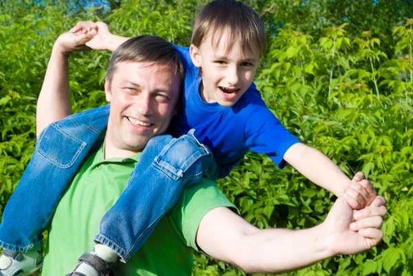 Щасливий батько з сином — стокове фото