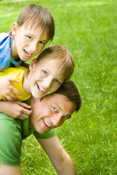 Táta hraje s malými dětmi — Stock fotografie