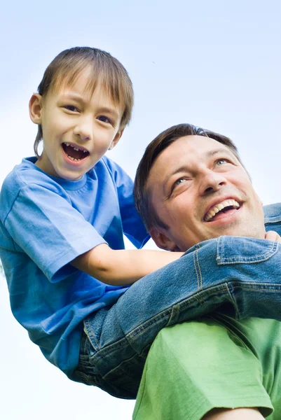 Szczęśliwy ojciec ze swoim synem — Zdjęcie stockowe