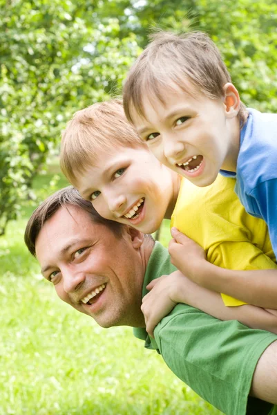 Dad plays with young children — Stock Photo, Image