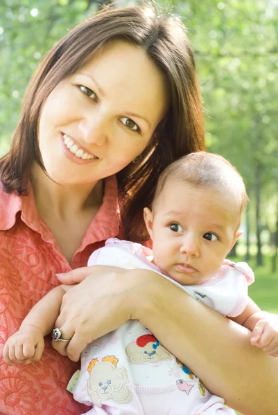 Newborn in the arms of mother — Stock Photo, Image