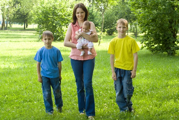Retrato de uma família feliz de quatro — Fotografia de Stock