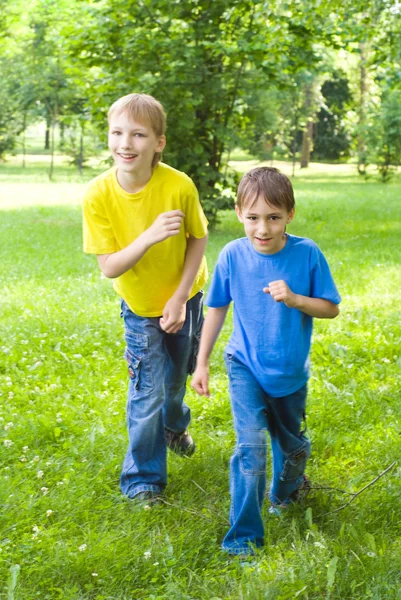 快乐的孩子在户外活动 — 图库照片