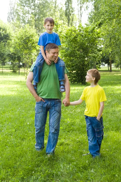 Tata z dziećmi na zewnątrz — Zdjęcie stockowe