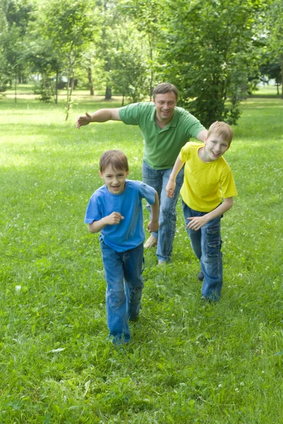 Papa mit Kindern im Freien — Stockfoto