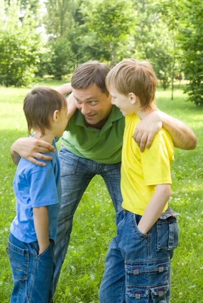 Tata z dziećmi na zewnątrz — Zdjęcie stockowe