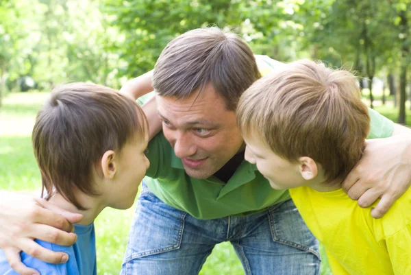 Vader met kinderen buiten — Stockfoto