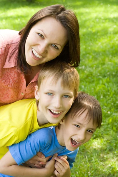Niños felices con mamá — Foto de Stock