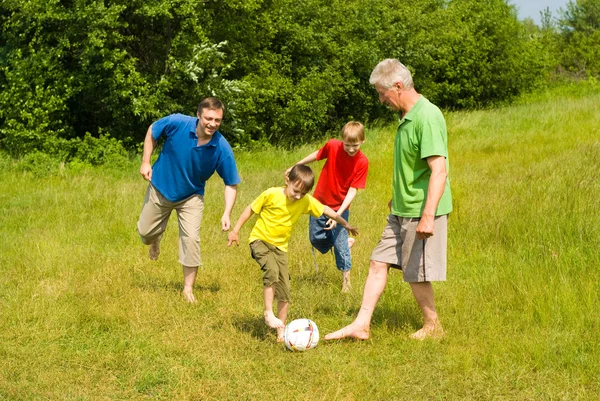 Játék futball-boldog család — Stock Fotó