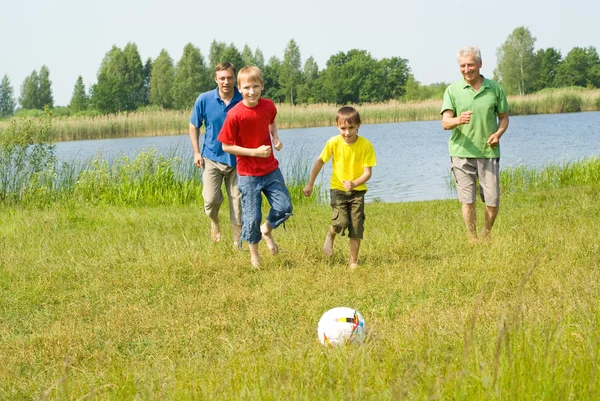 踢足球的快乐家庭 — 图库照片