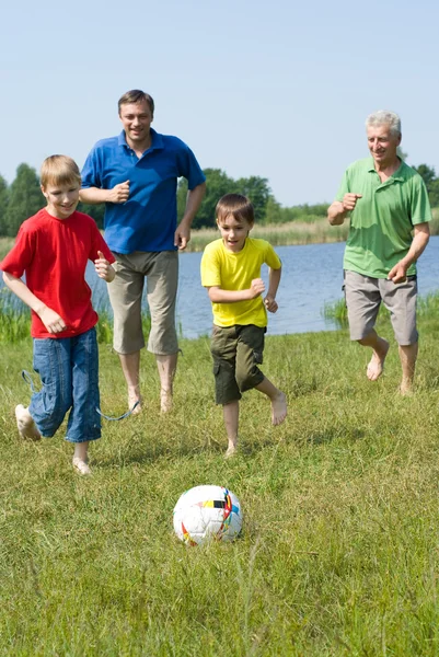 Famille heureuse jouant au football — Photo
