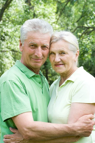 Szczęśliwa para podeszłym wieku park — Zdjęcie stockowe