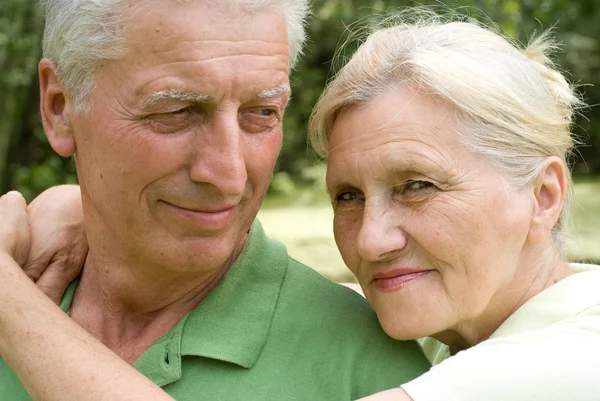 Happy elderly couple in park — Stock Photo, Image