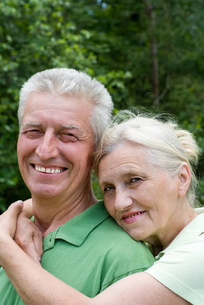 Ευτυχισμένο ηλικιωμένο ζευγάρι — Φωτογραφία Αρχείου