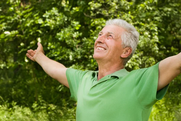 Счастливый пожилой человек в парке — стоковое фото