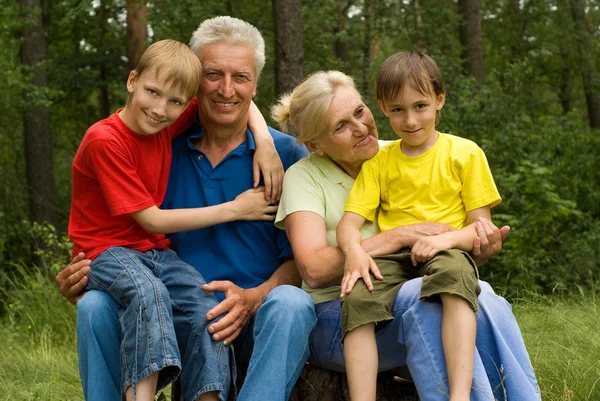 Äldre par med sina barnbarn — Stockfoto