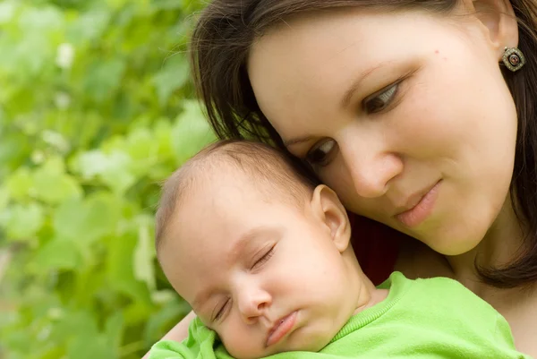 Newborn in the arms of mother — Stock Photo, Image