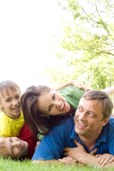 Niños felices con familia — Foto de Stock