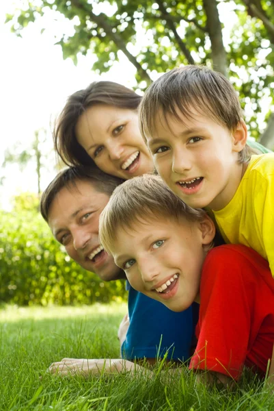 Chlapci s rodinou — Stock fotografie