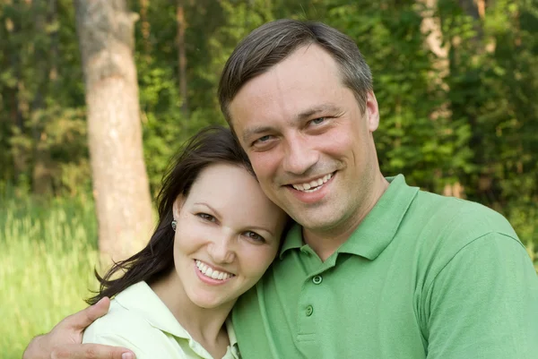 Lyckliga paret i en park — Stockfoto
