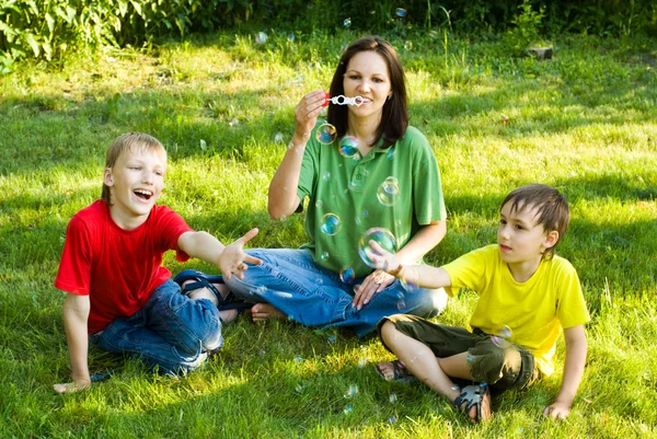 Glada pojkar med mamma — Stockfoto