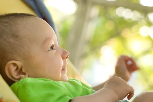 Gelukkig pasgeboren baby leugens — Stockfoto