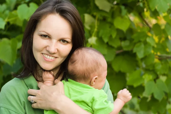 Novorozence v náručí matky — Stock fotografie