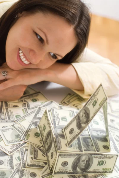 Mulher bonita com o dinheiro — Fotografia de Stock