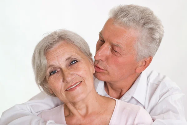 Bejaarde echtpaar samen op een wit — Stockfoto
