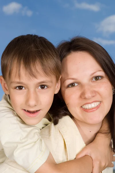 Glad kvinna med son — Stockfoto