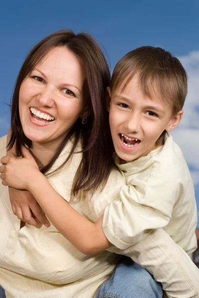 Szczęśliwa kobieta z synem — Zdjęcie stockowe