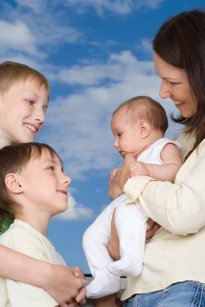 Junge Mutter mit drei Kindern — Stockfoto