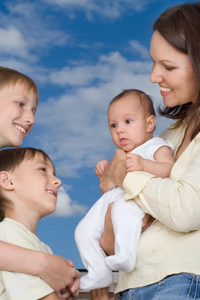 Jonge moeder met drie kinderen — Stockfoto