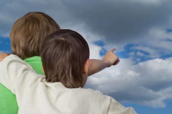 Two brothers look to the sky — Stock Photo, Image
