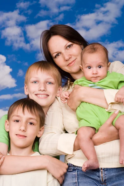 Jonge moeder met haar kinderen — Stockfoto
