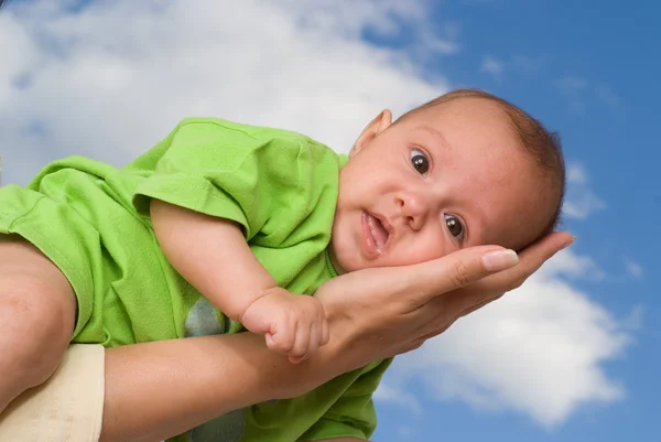 Pasgeboren op zijn hand bovenliggende — Stockfoto