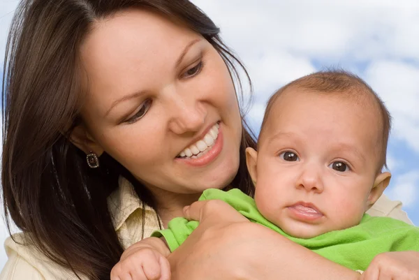 Mother stands and holds the baby — Stock Photo, Image
