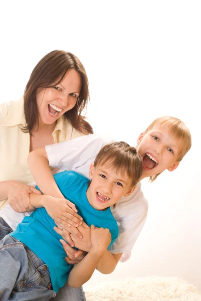 Šťastná maminka se dvěma dětmi — Stock fotografie